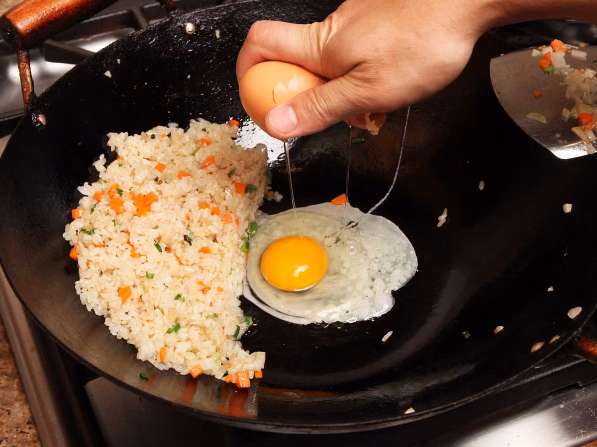 Trứng là nguyên liệu phổ biến nhất trong các món cơm rang. Cách cho cơm vào trứng đơn giản nhất là gạt hết cơm ra xung quanh rồi đập trứng vào giữa, dùng dụng cụ rang cơm đảo qua cho trứng chín rồi dằm nhỏ trước khi trộn với cơm. 