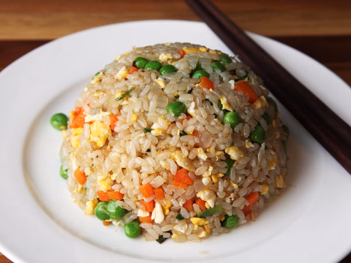 Nếu rang cơm với thịt thì dùng thịt đã chế biến sẵn như thịt hun khói hoặc gà xé nhỏ. Gia vị cũng chỉ cần dầu hào, dầu mè, nước mắm. Nên dùng thêm muối để món ăn đậm vị mà không quá ướt.