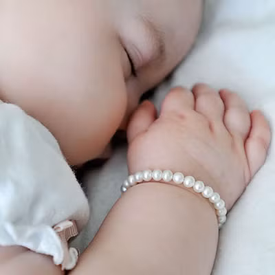 Đừng quên mua cho con vài món đồ trang sức như vòng tay hay nhẫn.