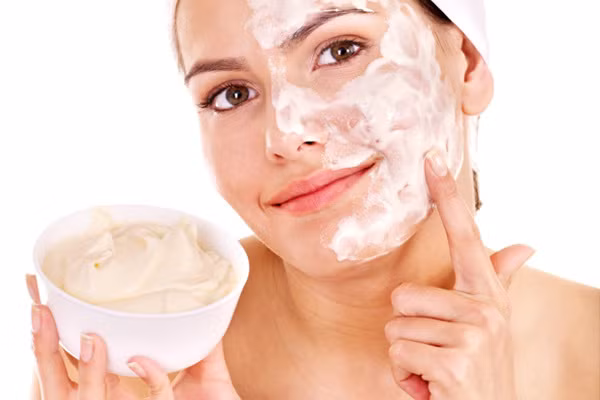 ¾ thành phần của làn da là collagen – cấu trúc protein tự nhiên giúp da vừa có độ mềm vừa săn chắc. Khi thiếu collagen một thời gian thì da bắt đầu bị mờ, xỉn và khô. Nếu muốn da không bị chảy xệ và xuất hiện những nếp nhăn thì cần duy trì lượng collagen ổn định. Sau đây là một số loại mặt nạ collagen có thể làm tại nhà bạn nên thử để đánh bại những dấu hiệu lão hóa da. 