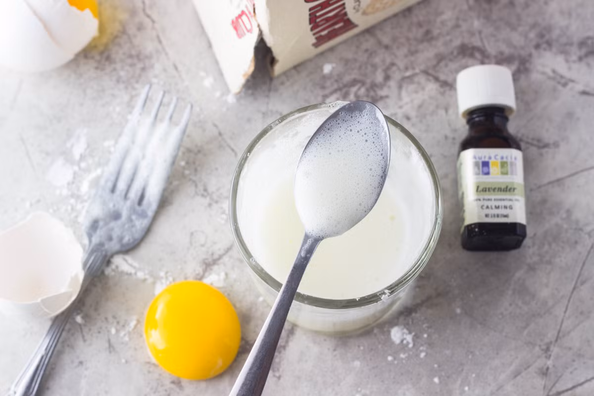 Mặt nạ lòng trắng trứng: Lòng trắng trứng chứa rất nhiều protein có thể giữ cho da săn chắc và còn làm nhỏ lỗ chân lông. Nếu cảm thấy làn da bị xệ và khô, bạn nên thường xuyên đắp mặt nạ dưỡng da từ lòng trắng trứng. Bạn chỉ cần tách lấy lòng trắng của một quá trứng rồi đánh bông lên, cho thêm 1 thìa mật ong và 1 thìa lô hội rồi nhẹ nhàng đắp lên mặt, không đắp vào lông mày hay vùng mắt. Để khoảng 30 phút rồi rửa lại bằng nước ấm. 
