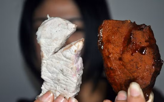 Sau hai tiếng nấu trên bếp, miếng thịt lợn vẫn giữ nguyên màu trắng, còn miếng thịt bò giả đã được ướp nước cốt bò trông rất giống thịt bò thật. 