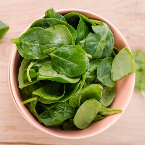 Rau bina (cải bó xôi) rất giàu folate nên có tác dụng chuyển hóa năng lượng từ thức ăn cho cơ thể. Ngoài ra, rau bina còn là loại rau nhiều nước nên có tác dụng chống mất nước gây mệt mỏi.