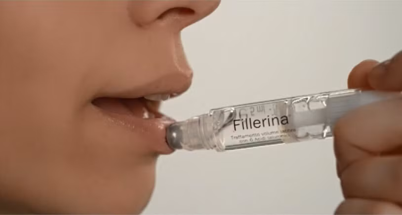 Xóa nếp nhăn môi bằng Fillerina: Đây là một phương pháp làm đầy mới không cần dùng kim tiêm, rất phù hợp cho những ai không thích tiêm chất làm đầy nhưng vẫn muốn trải nghiệm một đôi môi căng mọng. Kem Fillerina có dạng một tuýp kem dưỡng môi có chứa 6 loại phân tử axit hyaluronic đủ nhỏ để có thể ngấm qua lớp tế bào môi mỏng manh và làm môi căng hơn. 