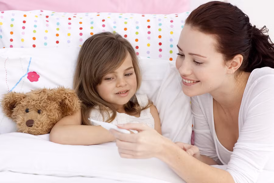 Liều thuốc tốt nhất đối với một đứa trẻ bị ốm là thời gian và nghỉ ngơi. Vì vậy, thay vì cảm thấy phát điên và bất tiện thì mẹ nên coi đây là dịp để kết nối tình cảm với trẻ. Chỉ cần thay đổi quan niệm một chút là mẹ đã thấy việc chăm con ốm nhẹ nhàng hơn rất nhiều. (Ảnh: Starmulticare)