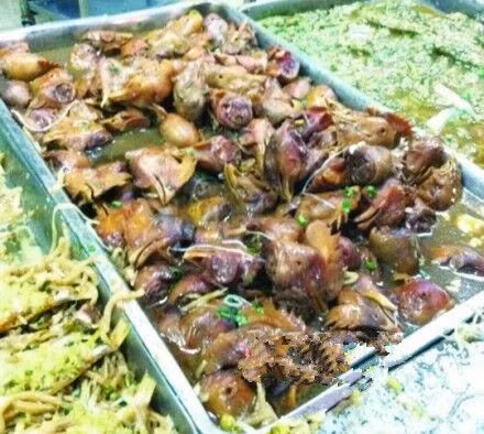 Đầu gà: Cứ cho rằng người Trung Quốc có ăn đầu gà thì đầu gà cũng là món ăn buồn tẻ, kém hấp dẫn. Và món ăn chỉ có độc một loại nguyên liệu là đầu gà như món này thì lại càng hiếm. Chưa kể cách bài trí của món ăn này trông như một đống phế liệu lổn nhổn. 
