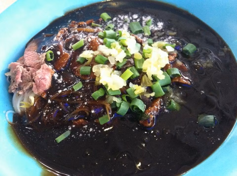 Mì bò đen Hải Nam cũng luôn hút khách và thường phải xếp hàng lâu mới được ăn. Món này có 2 phiên bản là mì khô và mì nước nhưng nước sốt trong mì khô thì sánh và ngọt hơn rất nhiều. Những người đã từng ăn món này khuyên rằng nên gọi tô đại vì ăn tô vừa sẽ không đủ do món này quá ngon. (Ảnh: Foursquare).