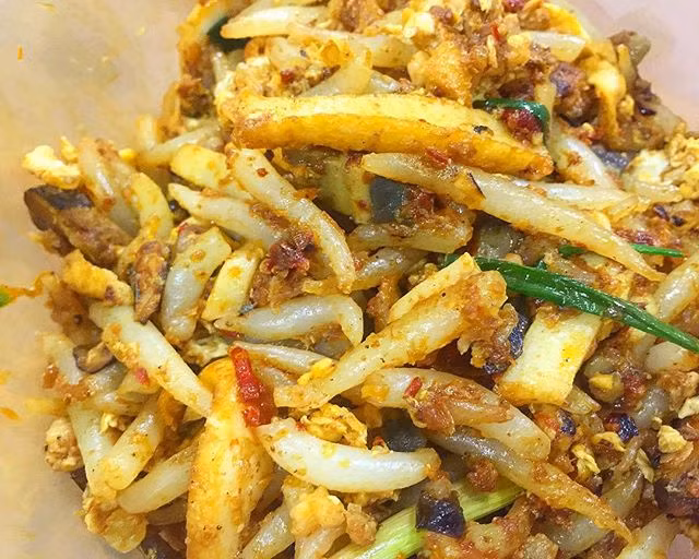 Mì xào Mee Tai Mak với trứng thế kỷ giống như một món mì xào ở nhà nhưng rất ngon nhờ có nhiều nguyên liệu và không thể thiếu được “rempah” – một loại gia vị với công thức riêng của người Singapore. (Ảnh: Danielfooddiary)