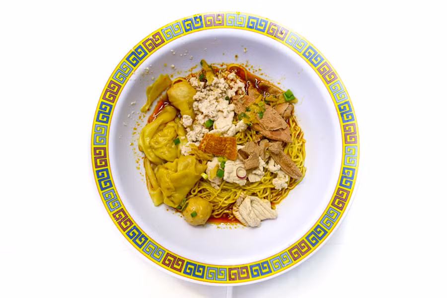 Mì thịt lợn Tai Hwa danh tiếng vì được nhận 1 ngôi sao Michelin và những người muốn ăn phải xếp hàng dài dằng dặc khoảng 30-45 phút mới đến lượt. Đây là một món mì trộn với nước sốt hơi có vị chua của dấm. Ngoài ra còn có thịt lợn mềm, gan lợn thái lát, thịt băm, vài viên há cảo và cả cá bơn khô. (Ảnh: Danielfooddiary)