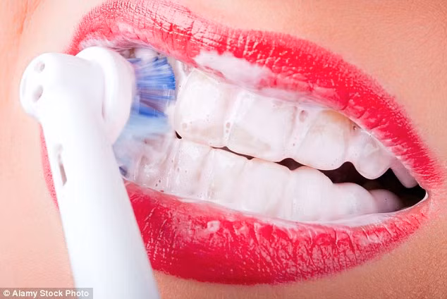 Răng bị mòn: Bệnh trào ngược thực quản khiến axit từ dạ dày trào ngược lên thực quản gây cảm giác nóng ở ngực hoặc cổ họng. Khi axit bị trào lên tới miệng, lớp men răng sẽ bị mất dần. Không phải ai cũng chú ý tới điều này vì nó xảy ra rất chậm nhưng bác sĩ nha khoa chắc chắn sẽ phát hiện ra. 