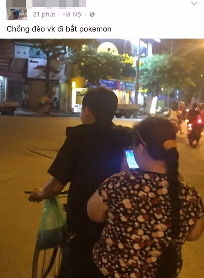 Cũng trong câu chuyện đi bắt Pokemon này, thành viên Giang Nguyễn đăng tải trên trang cá nhân bức ảnh với dòng chia sẻ: "Chồng đèo vợ đi bắt Pokemon".
