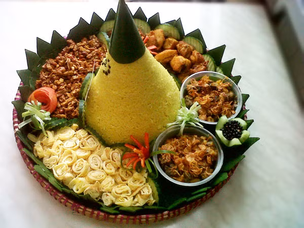 Quốc khánh Indonesia cũng là thời điểm rất nhiều hoạt động được diễn ra, trong đó có cuộc thi ăn bánh phồng tôm. Lúc này phụ nữ đều bận rộn tham gia cuộc thi nấu ăn xem ai là người làm được chiếc bánh phồng tôm to nhất cũng như nấu được món nasi tumpeng ngon nhất. Nasi tumpeng được công nhận là quốc thực của Indonesia, và đây là món ăn không thể thiếu trong những dịp đặc biệt, hội hè của đất nước này.
