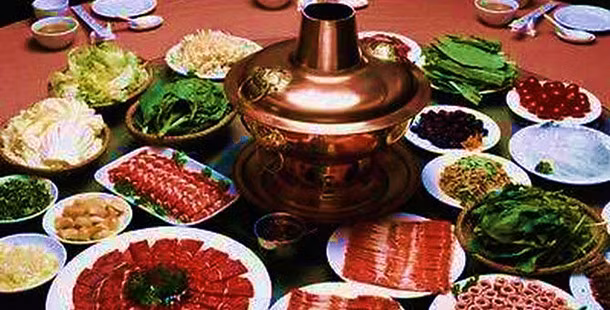 Lẩu Tứ Xuyên: Là một món ăn cay rất đặc trưng của Trung Quốc, lẩu Tứ Xuyên được chế biến từ nhiều loại nguyên liệu như thịt bò, cá, đậu phụ và các loại rau. Vị cay của lẩu Tứ Xuyên xuất phát từ tương ớt Tứ Xuyên. 