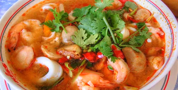 Canh Tom Yum: Món canh chua cay của Thái Lan được rất nhiều người biết đến là một trong những món ăn cay nhất thế giới. Những người đã từng ăn món này không thể quên được vị cay nguyên chất của nó nhờ có ớt chỉ thiên của Thái Lan. 