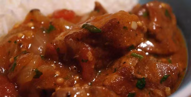 Thịt lợn Vindaloo là một món ăn cay của Ấn Độ với rất nhiều nguyên liệu và có vị rất mạnh. Được coi là món ăn cay nhất thế giới, món này vốn có xuất xứ từ Bồ Đào Nha nhưng được người Ấn cải biến thành một món giống như cà ri. Vị cay của món ăn này là do ớt Bhut Jolokia, loại ớt cay nhất thế giới. 