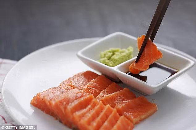 Cá là thực phẩm giàu axit béo omega-3, tốt cho sức khỏe của tim mạch. Ngoài ra omega-3 có trong món ăn Nhật Bản mà người Nhật rất ưa thích còn tốt cho não, mắt và giảm viêm nhiễm – nguyên nhân chủ yếu dẫn đến đa số các bệnh mãn tính như viêm khớp, bệnh tim, Alzheimer. Ngoài ra, cá còn rất giàu chất selen - một dưỡng chất rất cần thiết đối với hệ miễn dịch và phản ứng chống oxy hóa, và vitamin B – giữ cho các chất trong não ở mức cân bằng. (Ảnh: Dailymail)