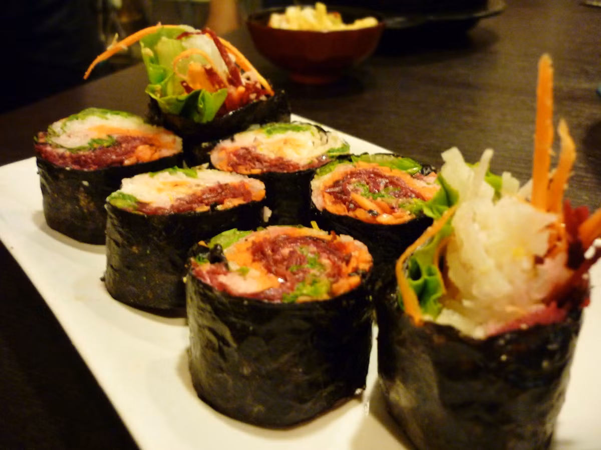 Cuốn hải sản là một trong những món sushi chay ngon nhất của đảo quốc sư tử tuy rằng hương vị giờ đây không được ngon như lúc ban đầu. 