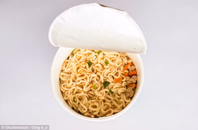 Mì ăn liền chưa bao giờ được coi là một thực phẩm có lợi cho sức khỏe. Thậm chí các chuyên gia dinh dưỡng còn không coi mì ăn liền là đồ ăn. Một nghiên cứu đăng trên Tạp chí dinh dưỡng của Anh đã chứng minh rằng việc ăn mì ăn liền hay các loại đồ ăn chỉ cần đổ nước sôi vào sẽ làm tăng nguy cơ mắc bệnh chuyển hóa tim mạch. 