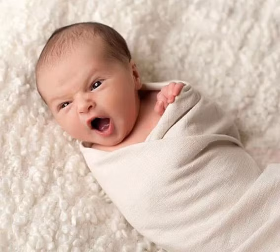 Bé hay giật mình: Trong những tháng đầu đời, ở trẻ diễn ra rất nhiều thay đổi, trong đó có cả giật mình. Trẻ có thể tự nhiên giật mình hoặc khi có âm thanh lớn, nhưng sau từ 3-4 tháng sẽ hết. Trong khoảng thời gian này có thể quấn tã để trẻ đỡ giật mình. Bố mẹ chỉ nên lo lắng khi thấy trẻ hoàn toàn không giật mình vì đây có thể là dấu hiệu của thứ gì đó không ổn và chỉ có bác sĩ mới xác định được. 