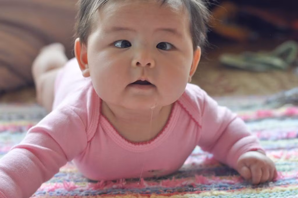 Mắt bé bị lác: Khi mới sinh trẻ vẫn đang tìm kiếm những khả năng mới, trong đó có cả khả năng nhìn. Phải mất một thời gian thì bé mới có thể kiểm soát được cơ mắt và thành thục kỹ năng tập trung quan sát. Nếu trẻ vẫn có dấu hiệu bị lác mắt sau 6 tháng hoặc hai mắt nhìn hai hướng khác nhau thì có thể là do trẻ bị nhược thị. 