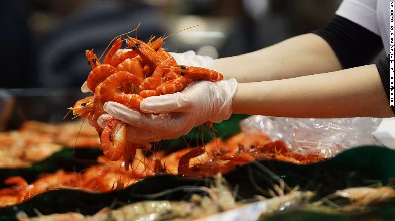 Món ăn lề đường là một trong những “chiến lợi phẩm” mà nước Úc thu về được từ làn sóng nhập cư của người châu Á và Trung Đông nhưng tại Sydney, các món ăn được thay đổi về hương vị cũng như cách thưởng thức. Nếu muốn ăn hải sản, các du khách luôn tìm đến chợ cá Sydney nơi các món cá và mực nướng được phục vụ đơn giản nhưng đầy chuyên nghiệp. Ngoài ra những món ăn của Trung Quốc, Việt Nam hay Trung Đông cũng được bày bán khắp nơi. 