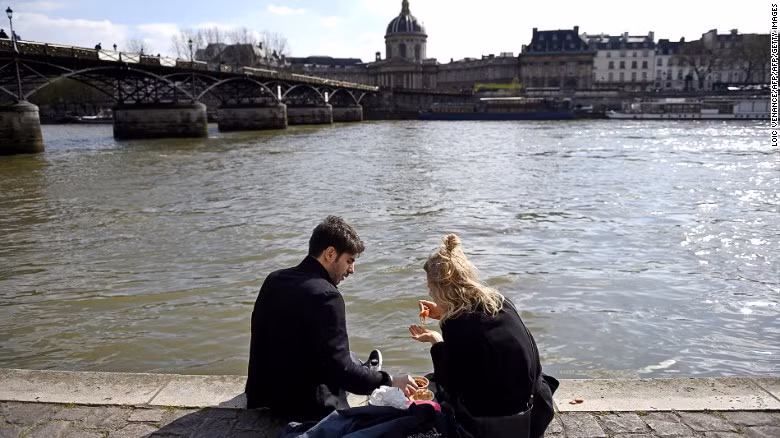 Ăn uống ở thủ đô Paris, Pháp thực sự là một trải nghiệm. vào những ngày lạnh, không gì làm du khách cảm thấy ấm lòng hơn hạt dẻ nóng bên đường. Ngoài ra còn có bánh crape bên ngoài giòn tan, bên trong lại mềm làm bằng thịt lợn và trứng có thể ăn vào bất kỳ thời điểm nào trong ngày. 