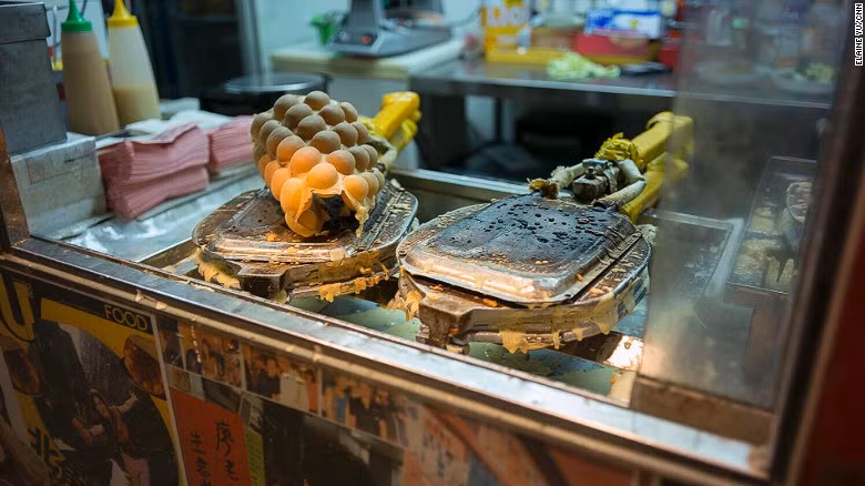Đối với một thành phố mà việc vệ sinh công cộng và ăn uống ngoài đường đã trở thành một hoạt động được ưa chuộng thì không lấy gì làm ngạc nhiên khi Michelin còn xuất bản một cuốn sách hướng dẫn về ẩm thực đường phố Hongkong. Ngoài các món mì, cật lợn và ruột lợn được chế biến không thua gì các món ăn hảo hạng thì Hongkong còn nổi tiếng với các món đậu phụ nhồi và bánh trứng. 