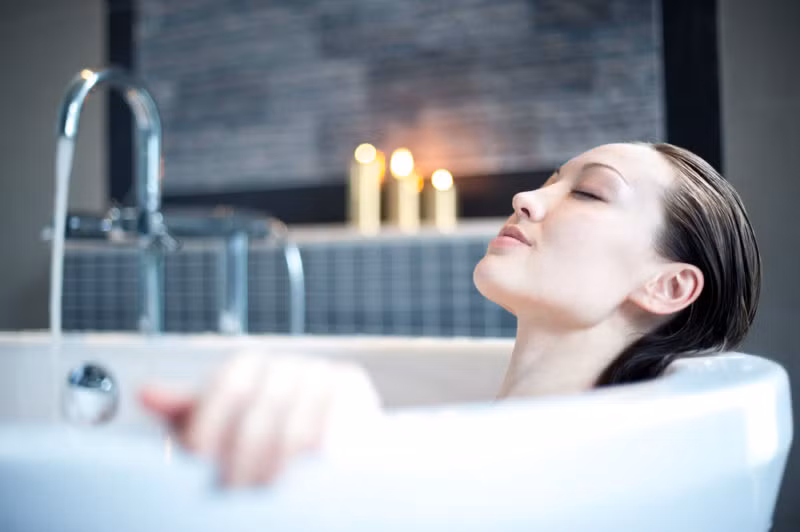 Lý do nhiều người thích tắm nước nóng là vì nước nóng làm giãn cơ, tăng cường lưu thông máu, giảm stress. Rất nhiều người Nhật tắm nước nóng thường xuyên giúp duy trì một làn da sạch, cải thiện tiêu hóa và điều quan trọng nhất là sống lâu hơn. Nhiệt độ nước tắm lý tưởng là từ 37-40 độ C.