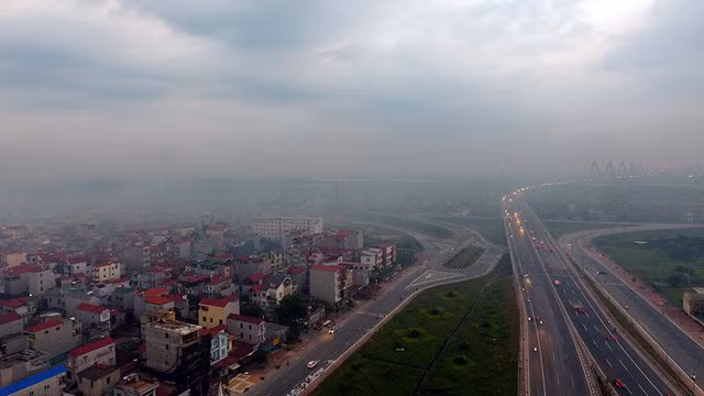 Ngược hẳn với tiết thu trong trẻo thường thấy, bầu trời một số khu vực ngoại ô Hà Nội như vùng Nhật Tân - Nội Bài mấy ngày nay thường xuyên trong tình trạng mù mịt khói bụi.