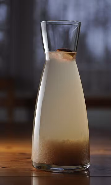 Trên thực tế có 2 loại kefir: sữa chua kefir và nước kefir. Đương nhiên, sữa kefir được làm từ sữa (hoặc thậm chí nước dừa) và nước kefir thì chỉ được làm từ nước. Nước kefir có công thức nhẹ hơn là một lựa chọn thay thế tuyệt vời cho những người dị ứng sữa.
