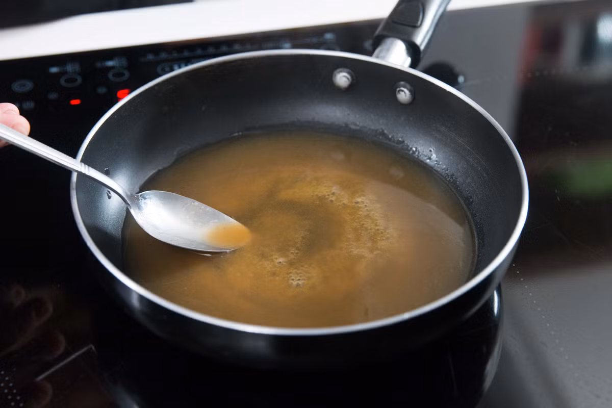 Nước ngâm nấm cho thêm một chút muối, hạt tiêu và bột bắp rồi nấu cho đến khi sôi và nước sánh lại. 