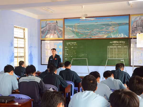 Trung đoàn tiến hành giảng bình sơ bộ, kết thúc ban bay lúc 11 giờ 45 phút.