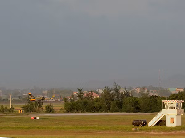 Hạ cánh.