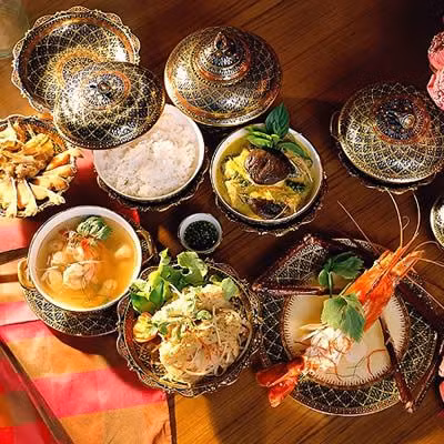 Trong thập kỷ vừa qua các món ăn của Thái đã trở nên rất phổ biến, trong đó món phổ biến nhất là pad Thái tức hủ tiếu xào. Đặc trưng của ẩm thực Thái là các loại gia vị từ ngọt, chua, cay đến đắng. Để thực sự trải nghiệm ẩm thực Thái, hãy ăn thử các món mì nước khác ngoài pad Thái. 