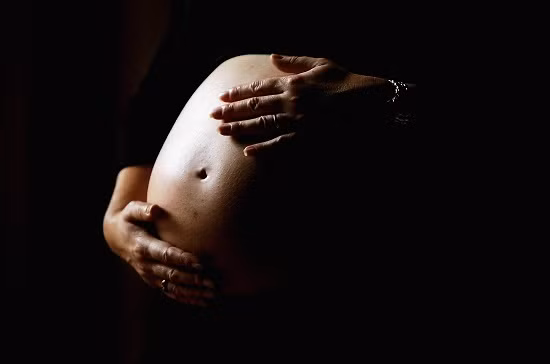 Trước đó một trường hợp tử cung kép khác đã mang thai và sinh con thành công sau tổng cộng 6 lần sảy thai. Nguyên nhân sảy thai được cho là tử cung chật hẹp nên thai nhi không phát triển được. Mặc dù ban đầu được thông báo là khả năng có con rất thấp nhưng người phụ nữ này tính đến nay đã có 2 con và mỗi bé phát triển trong một bên tử cung. Mặc dù em bé thứ hai bị sinh non lúc 7 tuần và phải tiêm thuốc trợ phổi nhưng đến nay bé đã được 2 tuổi và hoàn toàn khỏe mạnh. 