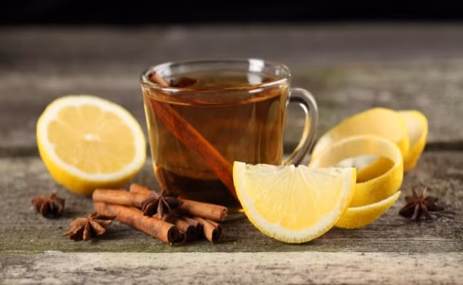 Nhưng lý do chính loại đồ uống nóng này có tác dụng giảm cân một cách hiệu quả là vì vừa ngọt, vừa cay, vừa ấm so với các đồ uống có nhiều chất béo khác bạn có thể sẽ uống. Ngoài ra sự kết hợp của chanh và mật ong còn có tác dụng làm giảm đầy hơi và từ đó vòng 2 cũng nhỏ đi. 