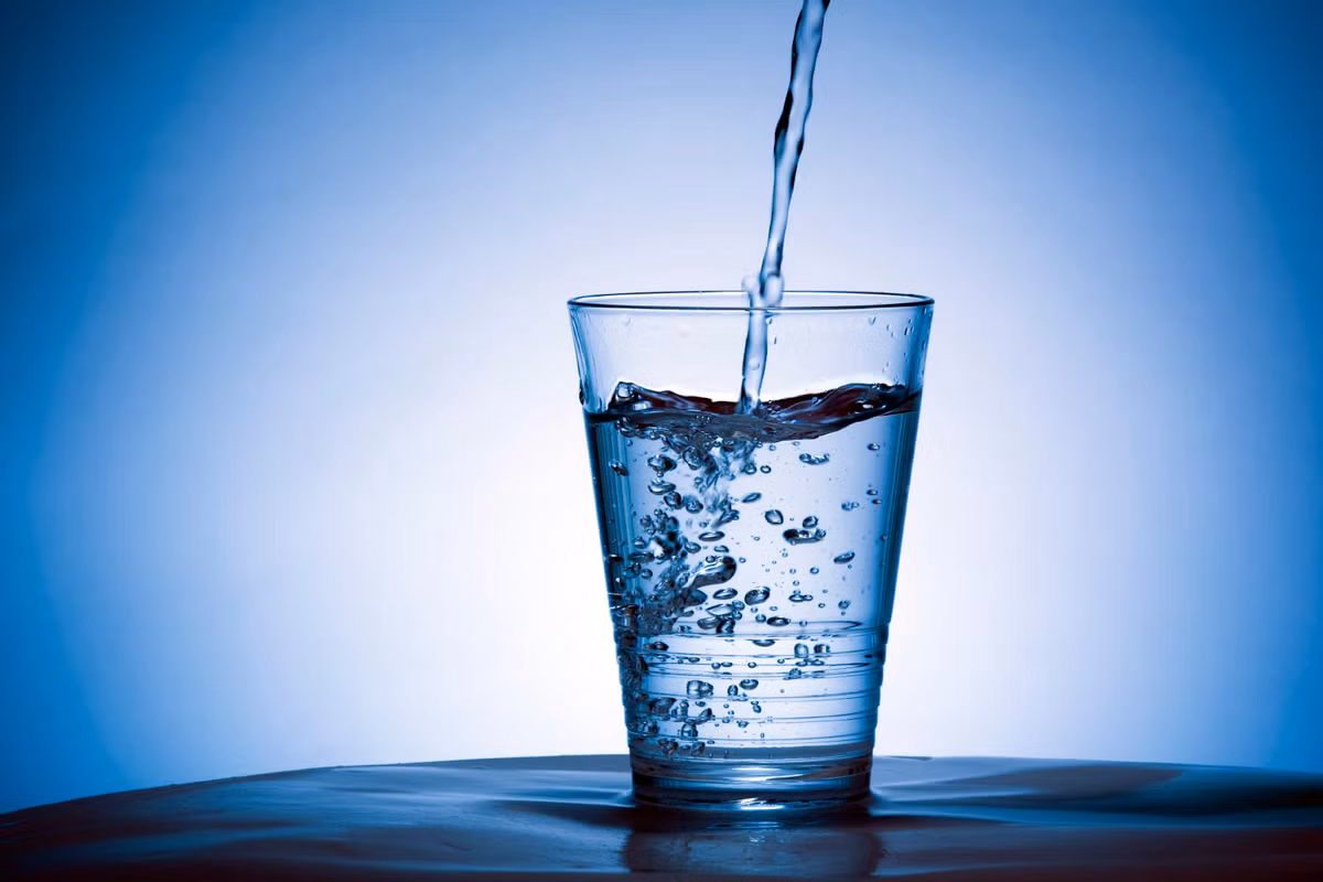 Nói một cách nghiêm túc, thỉnh thoảng những gì bạn cần chỉ là một ly nước mát để bắt đầu một ngày mới, nhất là sau một đêm học tập vất vả. Khát nước và mất nước khiến cơ thể mệt nhọc. Khi đó nếu uống cà phê hay một loại nước bổ sung năng lượng nào đó thì cơ thể còn mất nước nhiều hơn và mệt mỏi hơn. Vì vậy, khi cần ăn để tập trung năng lượng trước khi làm việc gì đó, hãy uống một cốc nước có vắt thêm vài giọt chanh. 