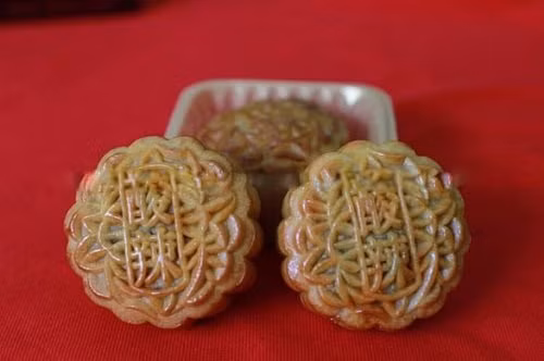 Bánh trung thu chua cay: Vị chua của nhân bánh là từ rau và táo gai ngâm dấm, còn vị cay là từ một loại tương ớt gần giống với thương hiệu nổi tiếng Lao Gan Ma. 