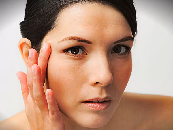 Đối với những người có làn da mờ xỉn, gừng và nghệ có trong đồ uống đẹp da này có tác dụng nuôi dưỡng tế bào da từ bên trong, giúp da đàn hồi và sáng dần.