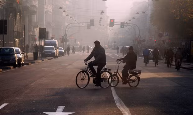 Về tốc độ đi bộ thì những người dưới 20 tuổi chỉ nên đi 3km/h, trên 20 tuổi thì có thể đi nhanh hơn một chút thành 4km/h để giảm tối thiểu lượng không khí ô nhiễm hít vào. 