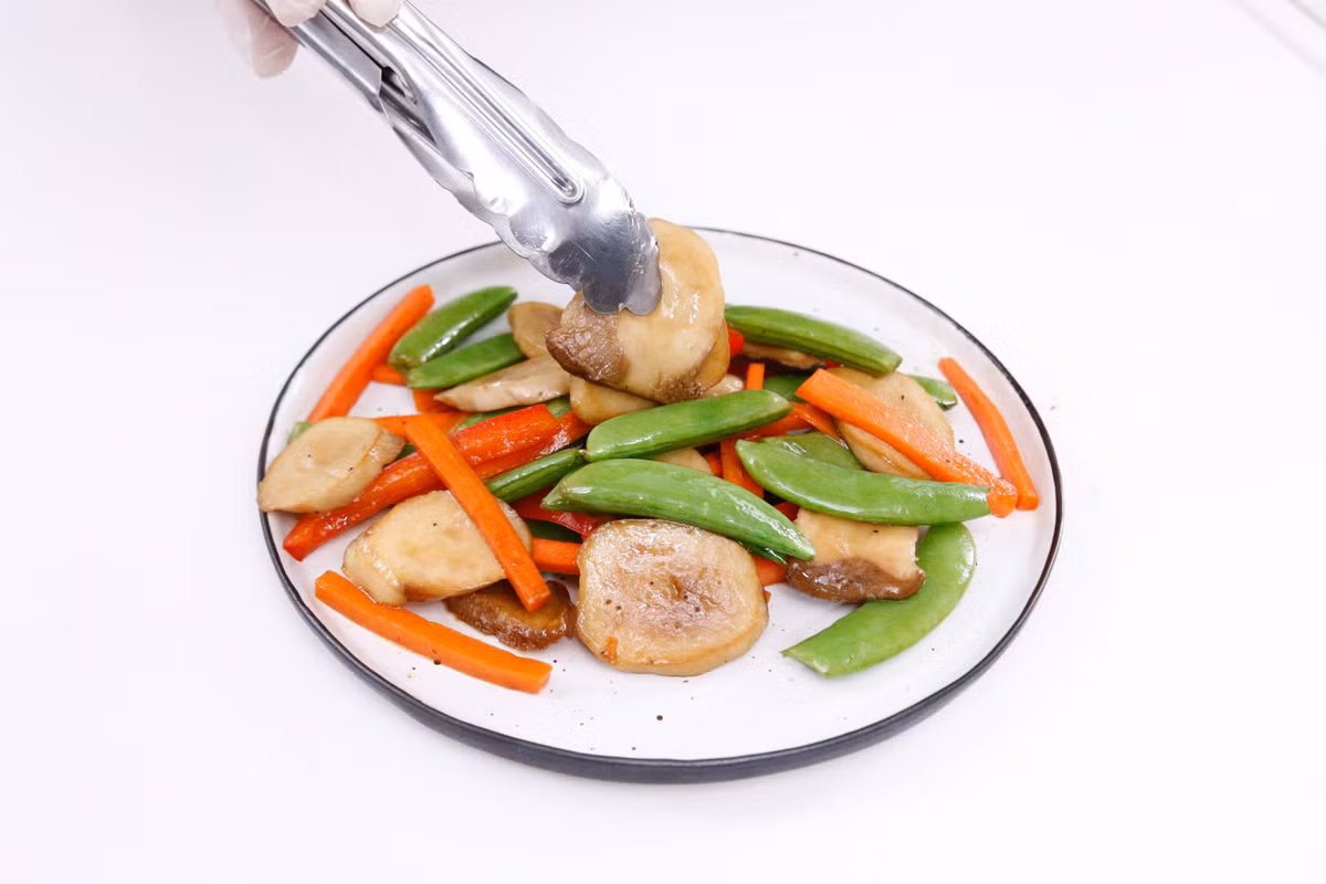 Nấm đùi gà có ít chất béo, cholesterol và calo nên món ăn với nấm đùi gà rất tốt cho sức khỏe. Cộng với vị giòn của đậu hà lan và cà rốt cũng như vị chua của dấm đen, món ăn lạnh này trở nên vô cùng ngon miệng. 