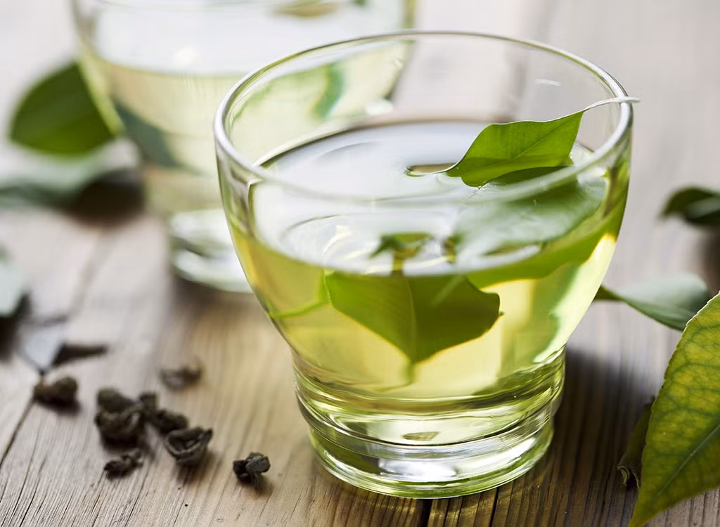 Trà xanh không chỉ có tác dụng giảm cân mà còn giúp hồi phục sức khỏe sau khi luyện tập. Chất chống oxy hóa có trong trà xanh có thể làm giảm các cholesterol xấu đồng thời tăng lượng cholesterol tốt. 
