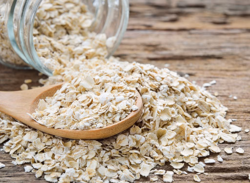 Tình trạng cholesterol cao tuổi trung niên có thể được giảm bớt bằng cách ăn yến mạch mỗi ngày vì yến mạch có chứa chất xơ hòa tan làm giảm cholesterol xấu. 