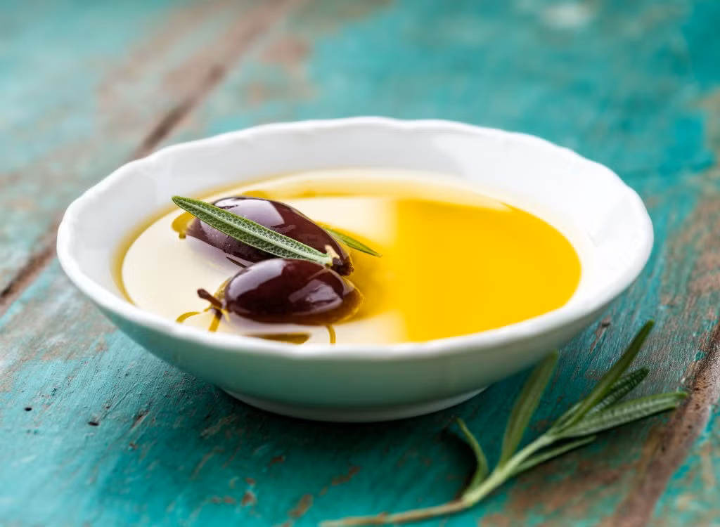 Dầu oliu chứa nhiều polyphenol và chất béo không hòa tan chuỗi đơn có tác dụng làm giảm sự lão hóa của bộ não, đảo ngược lại sự suy giảm trí nhớ ngày càng tăng do tuổi tác. Tuy nhiên, vì dầu oliu là dầu nên không nên ăn quá 1 thìa/ngày để tránh tăng cân. 