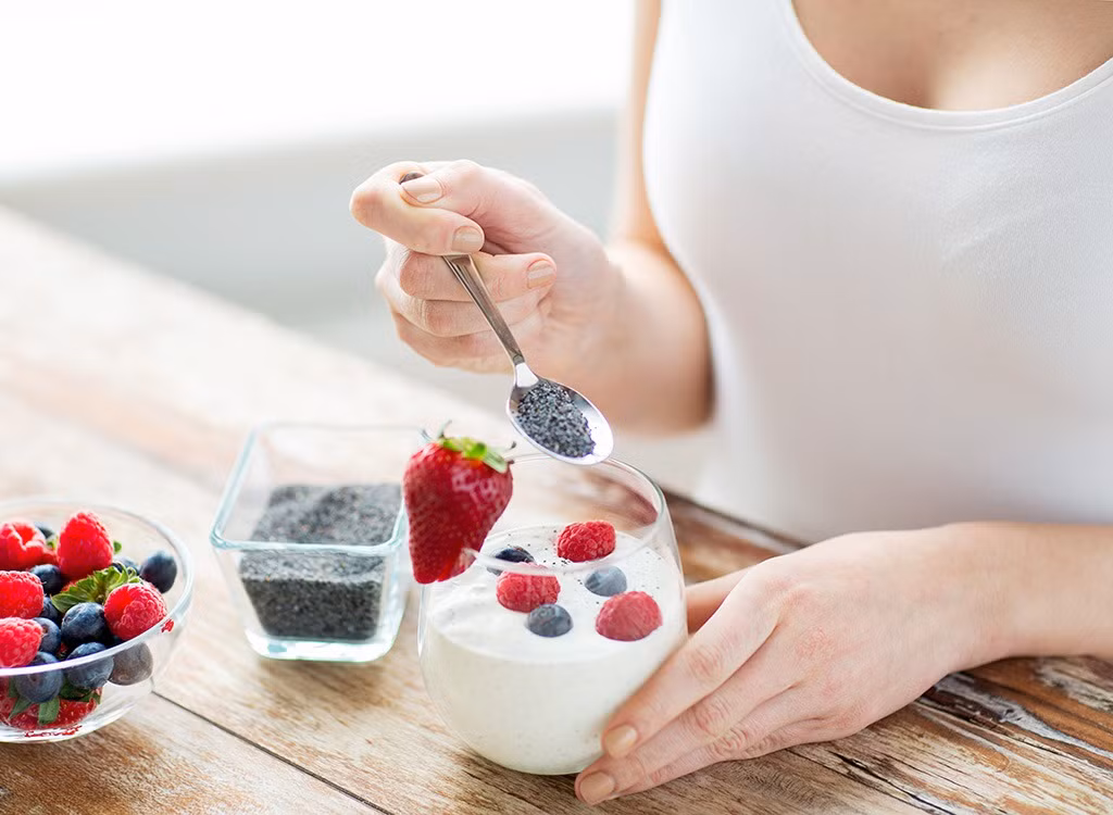Hạt chia cũng là loại hạt chứa nhiều omega-3. Chỉ cần từ 600-1.100mg hạt chia là đáp ứng đủ nhu cầu omega-3 trong ngày. Hơn nữa hạt chia còn cung cấp rất nhiều chất xơ, có tác dụng giảm mỡ bụng. 