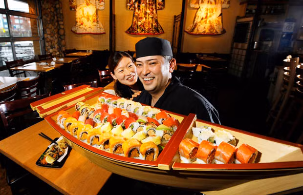 Không ăn sushi ở những nơi có mùi cá. Mùi cá nên có mùi của biển, sạch sẽ và sáng sủa, giống như mùi vị của nước biển và tảo bẹ. Hãy cảm món ăn bằng mắt. Nếu miếng cá trông không giống như một đồ trang sức lấp lánh, màu sắc không tươi sáng thì chứng tỏ đã bị oxy hóa và không còn tươi nữa. 