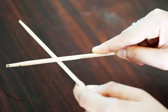 Khi ăn không cọ xát đũa vào nhau. Hành động này được coi là thô lỗ về văn hóa. Nó có nghĩa thực khách đang than phiền về đôi đũa kém chất lượng.