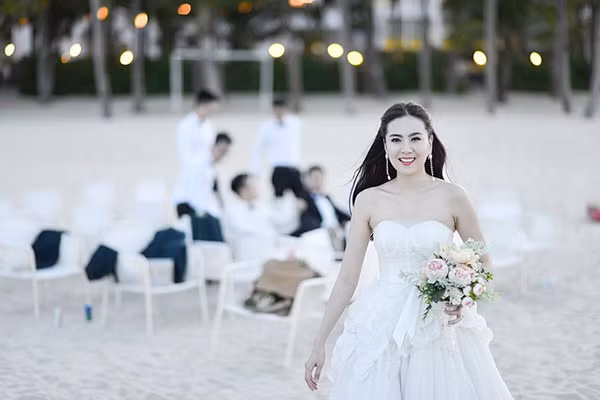 Trong buổi chụp ảnh cưới ở Đà Nẵng, Mai Ngọc diện một chiếc váy quây xếp lớp xòe bồng màu trắng tinh khôi với phần ngực có cấu tạo corset độc đáo.