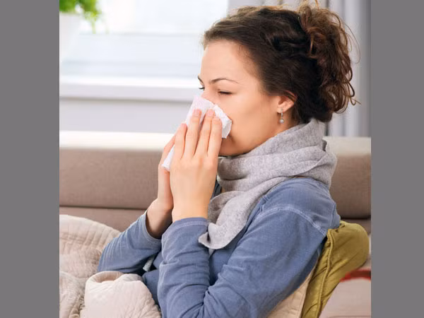 Một ly nước nóng pha với một lát gừng và chanh sẽ giúp bạn chữa khỏi ho và cảm lạnh.