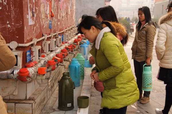 Ai cũng biết nước nóng mang lại những lợi ích nhất định, nhưng việc người Trung Quốc tin vào tác dụng của nước nóng cũng có liên quan đến lịch sử. Vào năm 1949, khi nước vòi không thực sự sạch lắm, chính phủ Trung Quốc khuyến khích người dân uống nước sôi để loại bỏ vi khuẩn. “Thời đó tại mọi cơ quan hay nơi công cộng đều có những bình đun nước. Họ thậm chí còn mang nước đến từng hộ gia đình” – một người Trung Quốc 68 tuổi cho hay.